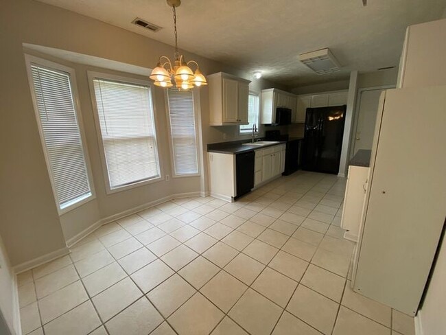 Building Photo - 3 Bedroom/3 Bath Ranch Close to Fort Liberty