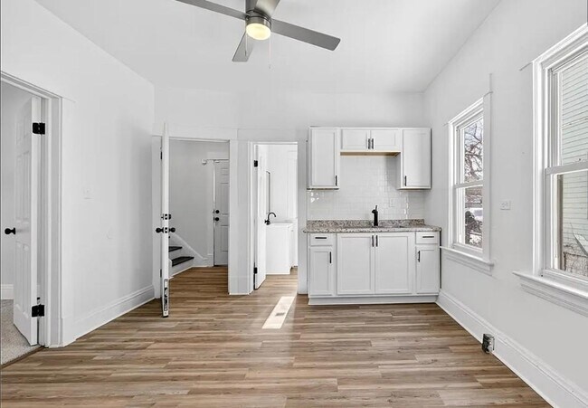 Building Photo - 9418 Parkview Ave