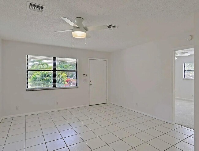 Building Photo - 9258 Green Meadows Way