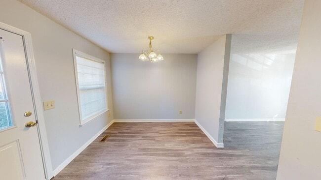 Building Photo - Renovated Three Bedroom Columbia Townhome!!