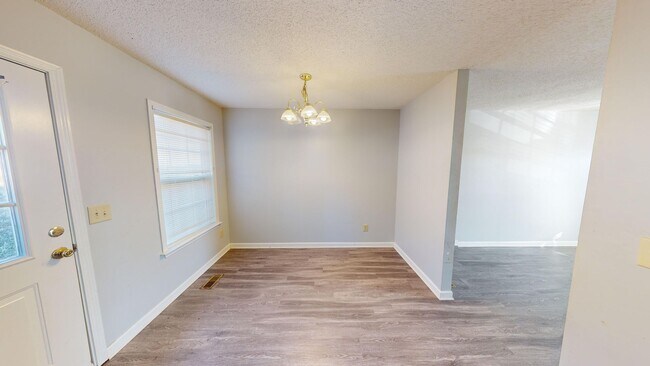 Building Photo - Spacious Three Bedroom Townhome in Columbi...