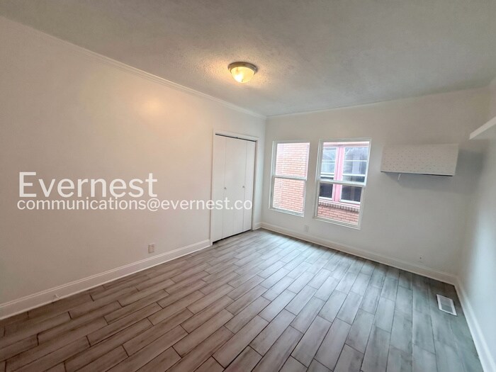 Building Photo - 1402 Avenue E