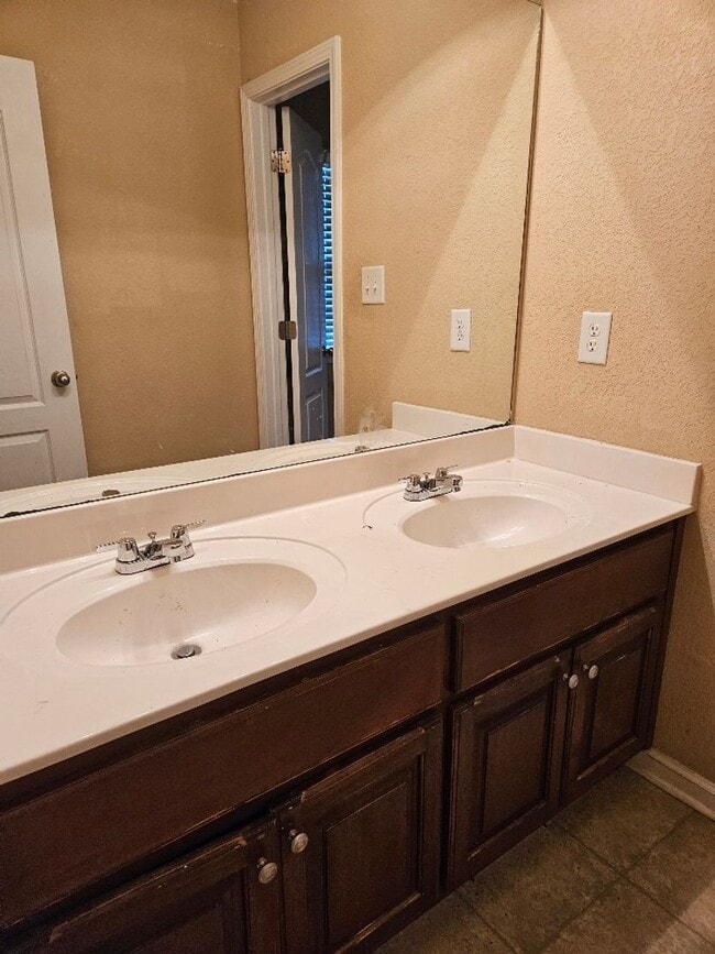Building Photo - 4 Bedroom in Perrydise! Available to view ...