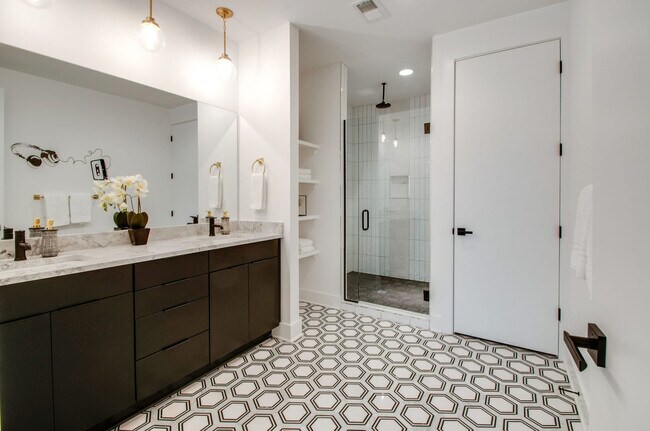 Building Photo - 2807 Delaware Ave