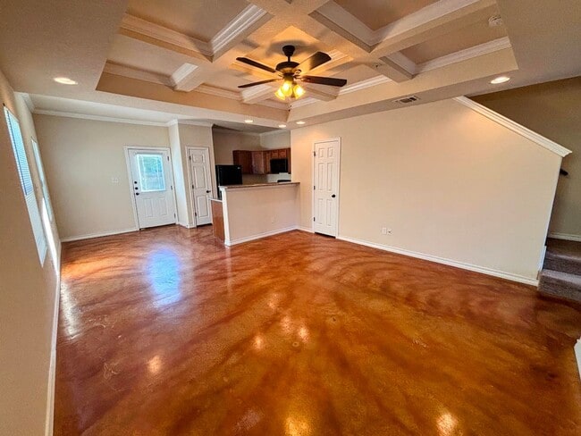 Building Photo - Great Townhome, Move-in Ready! Great Locat...