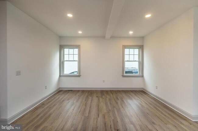 Building Photo - 411 James St