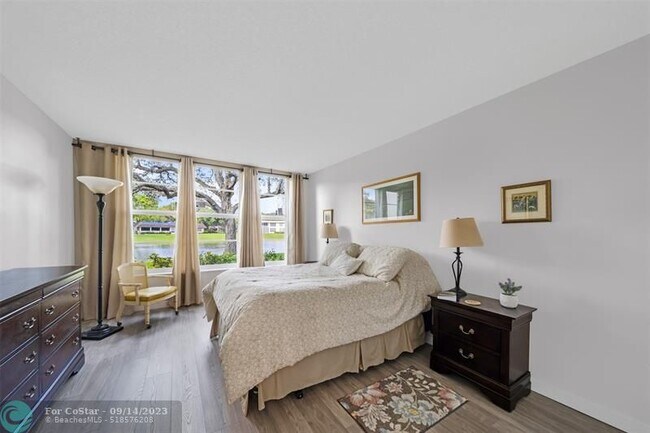 Building Photo - 3611 Oaks Clubhouse Dr