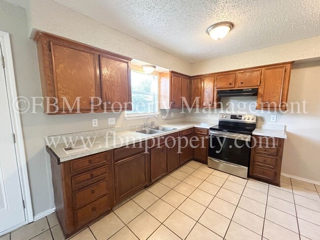 Building Photo - 1401 Old Bardwell Rd