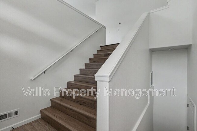 Building Photo - 2495 Benjamin Ave NW