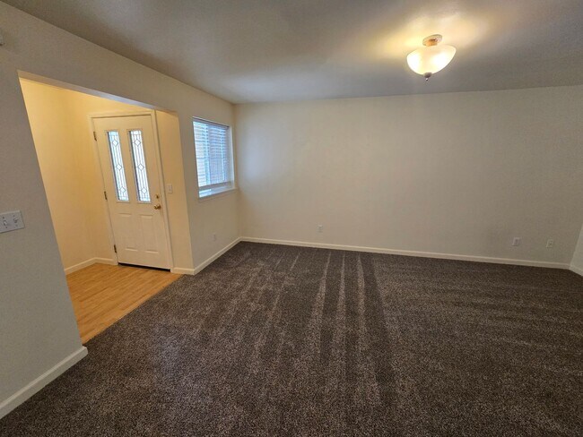Building Photo - North Gilham Condo