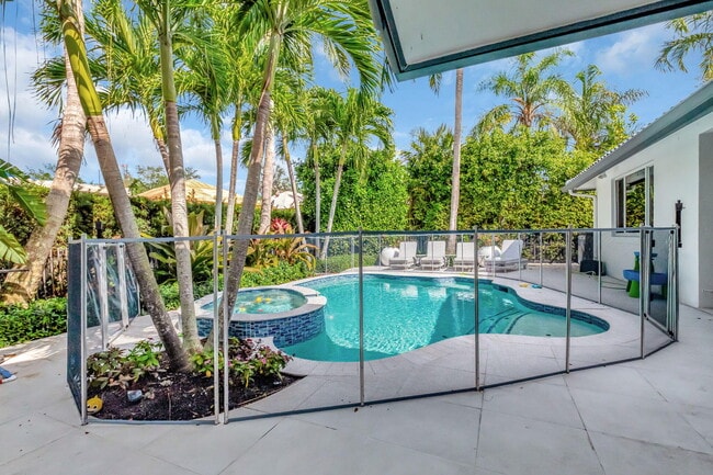Building Photo - 5747 Paddington Way
