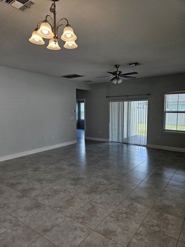 Building Photo - 4 Bedroom 2 bath beautiful spacious home i...