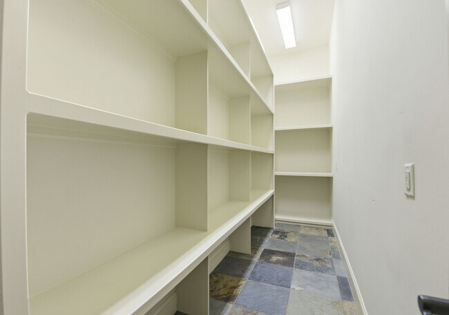 Building Photo - 30 N Palmiera Cir