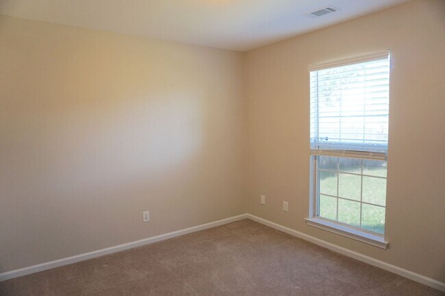 Building Photo - 3 BED | 2.5 BATH | POOLER