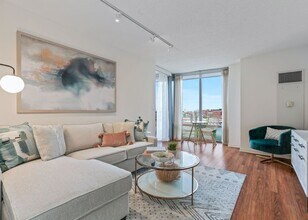 Building Photo - 550 N Kingsbury St