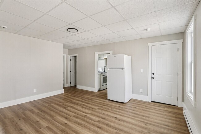 Building Photo - 354 Jencks St