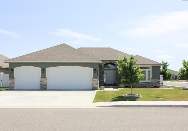 Primary Photo - 3 Bed/2 Bath Kennewick Home with Office