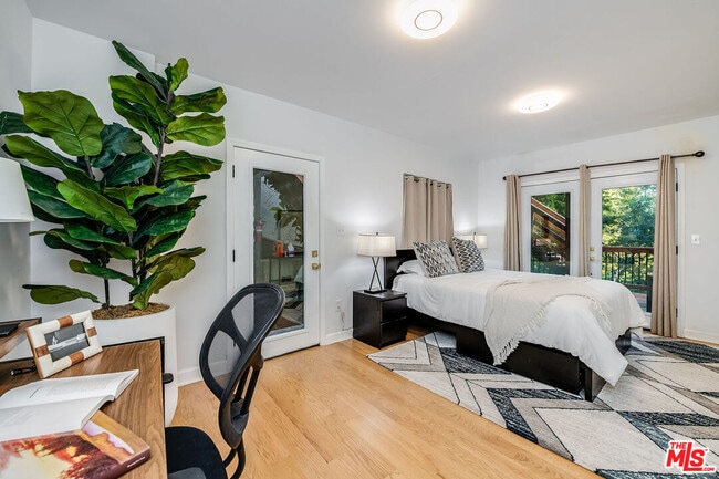 Building Photo - 3323 N Knoll Dr