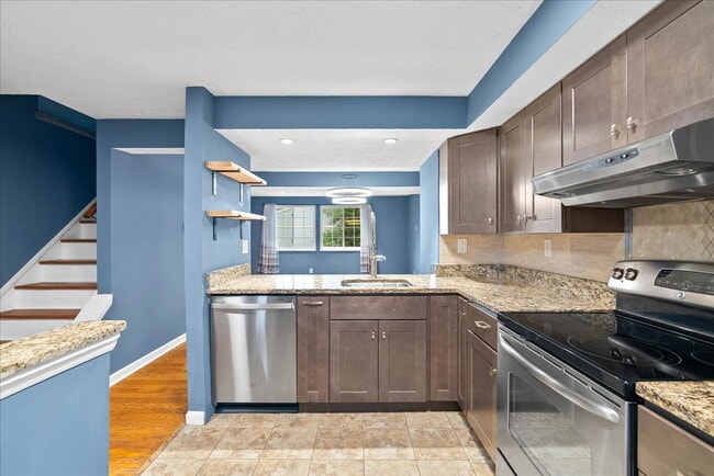 Building Photo - "Charming 2-Bed Townhouse with great upgra...