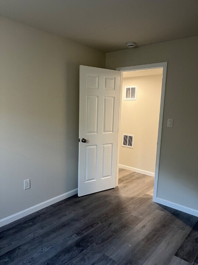 Building Photo - ALL UTILITIES INCLUDED!!