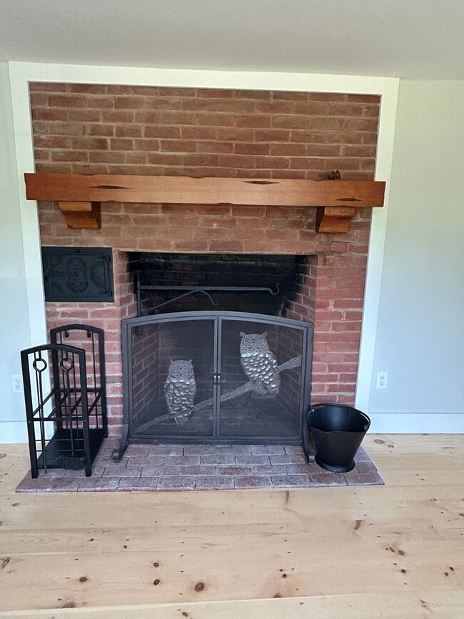 Building Photo - Beautiful renovated 5 bedroom 2.5 bath sin...