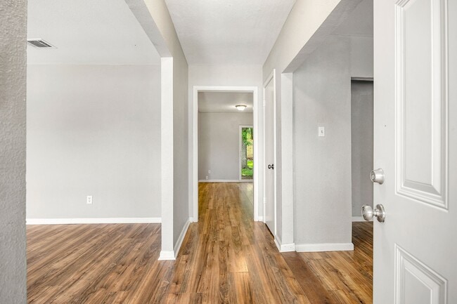 Building Photo - 5618 Briarwick Ln