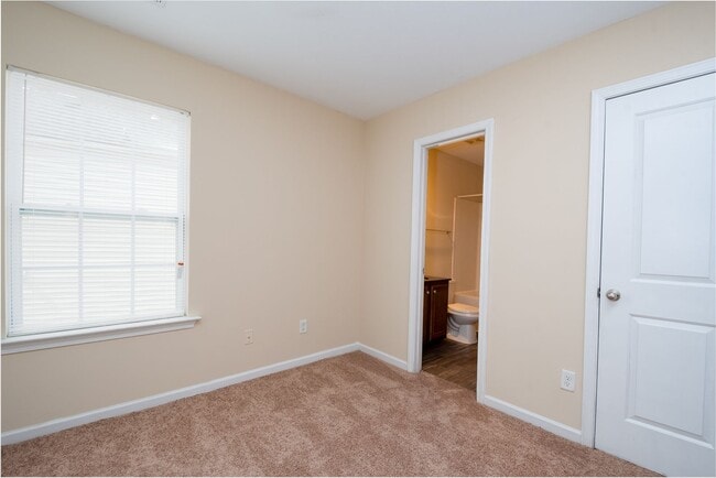 Building Photo - 3 bedroom 2.5  bath
