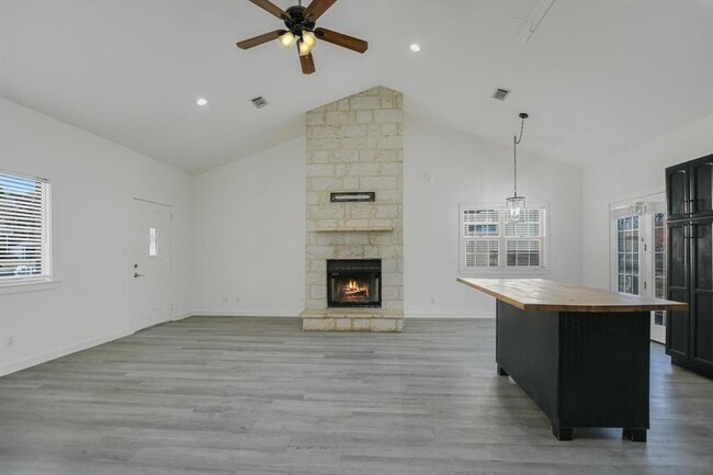 Building Photo - 6 Happy Hollow Ct