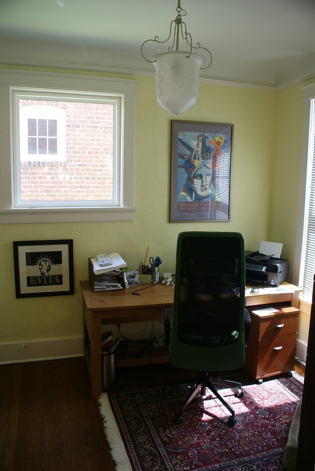 Building Photo - Fantastic Four Bedroom Home in Museum Dist...