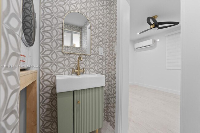 Building Photo - 129 SW 9th Ave