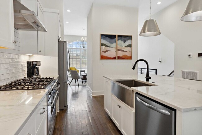 Building Photo - 3206 West End Cir