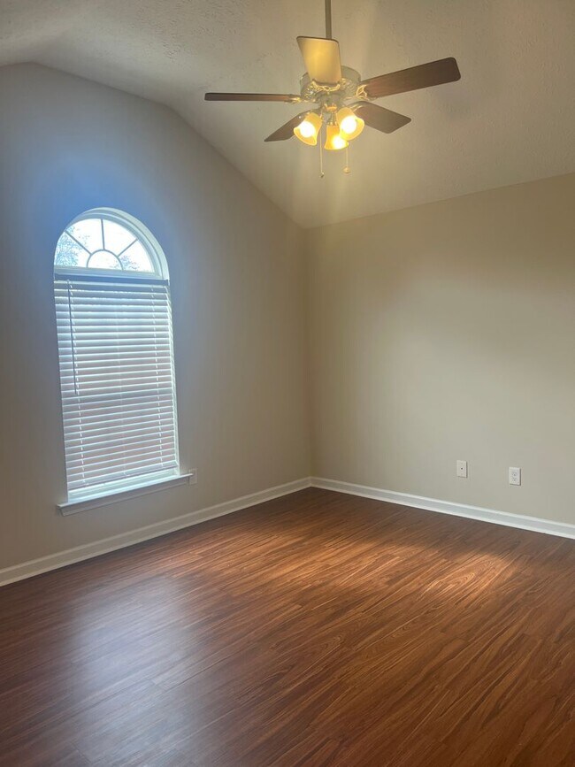 Building Photo - Easy Breezy!