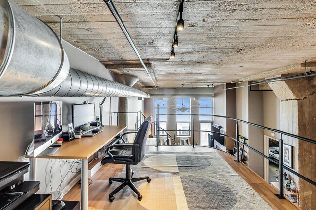 Building Photo - 758 N Larrabee St
