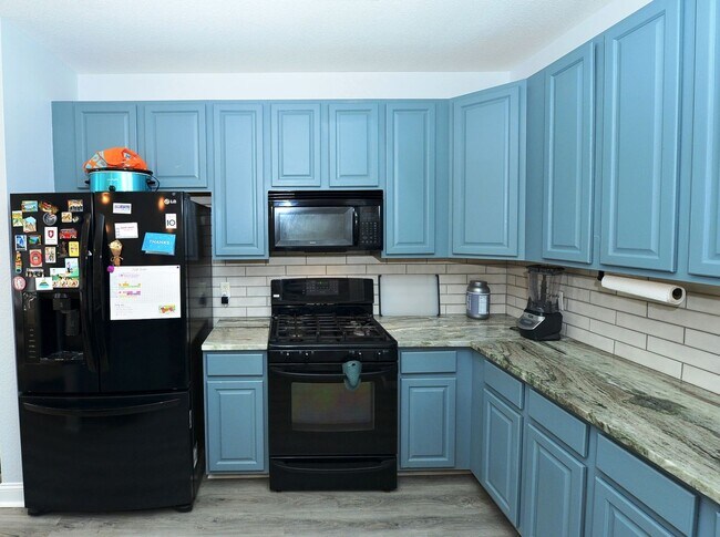 Building Photo - Beautiful Townhome/condo