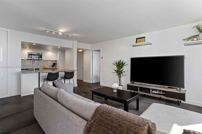 Building Photo - 540 Brickell Key Dr