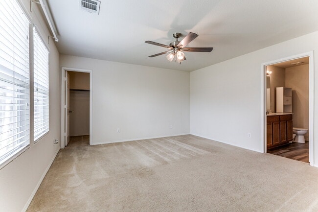 Building Photo - "Charming 3-Bedroom Home with 2.5 Baths and Spacious Living in Fort Worth!"