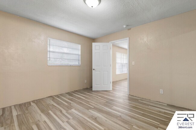 Building Photo - 1706 Western Rd