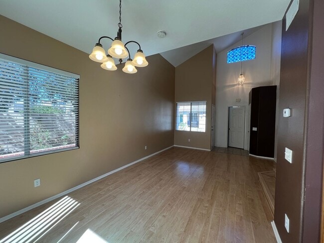 Building Photo - 3 Bed, 2.5 Bath Townhome in gated Park Lane Community