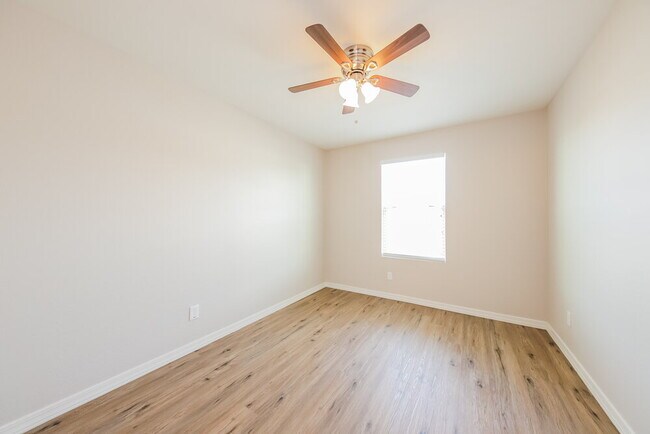 Building Photo - 12537 W Via Dona Rd