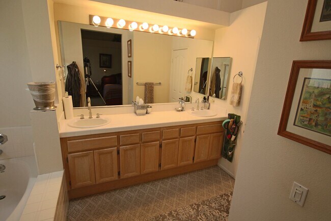 Building Photo - Furnished 3 Bedroom UTC/La Jolla Townhome
