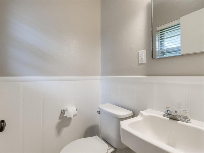 Building Photo - 1617 Avondale Dr