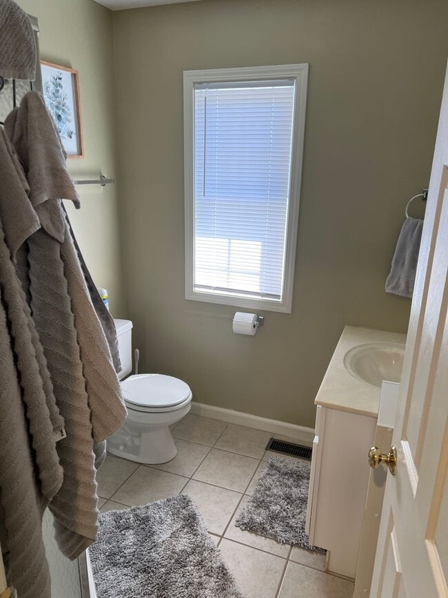 Building Photo - 3 BEDROOM TOWNHOUSE AVAIL JULY 2026.   Mon...