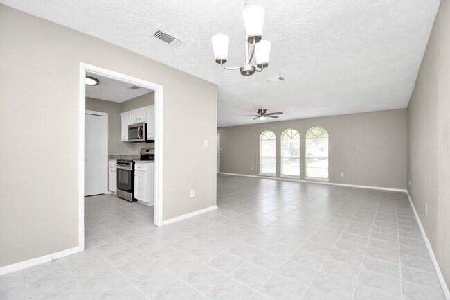 Building Photo - 14235 Bella Dr