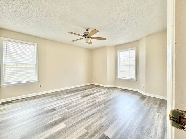 Building Photo - Immaculate 2 BR condo convenient to loop and I-40