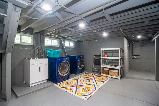 Building Photo - 724 Warner Ave