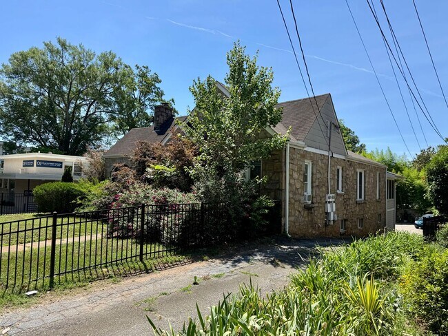 Building Photo - 905 W Peace St