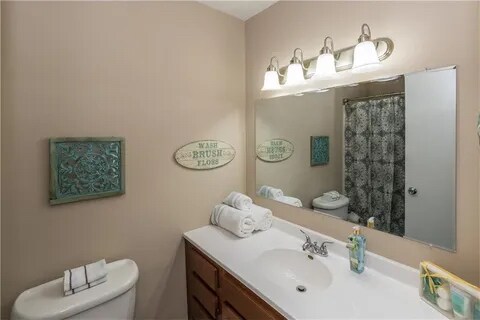 Building Photo - 211 Hillview Dr