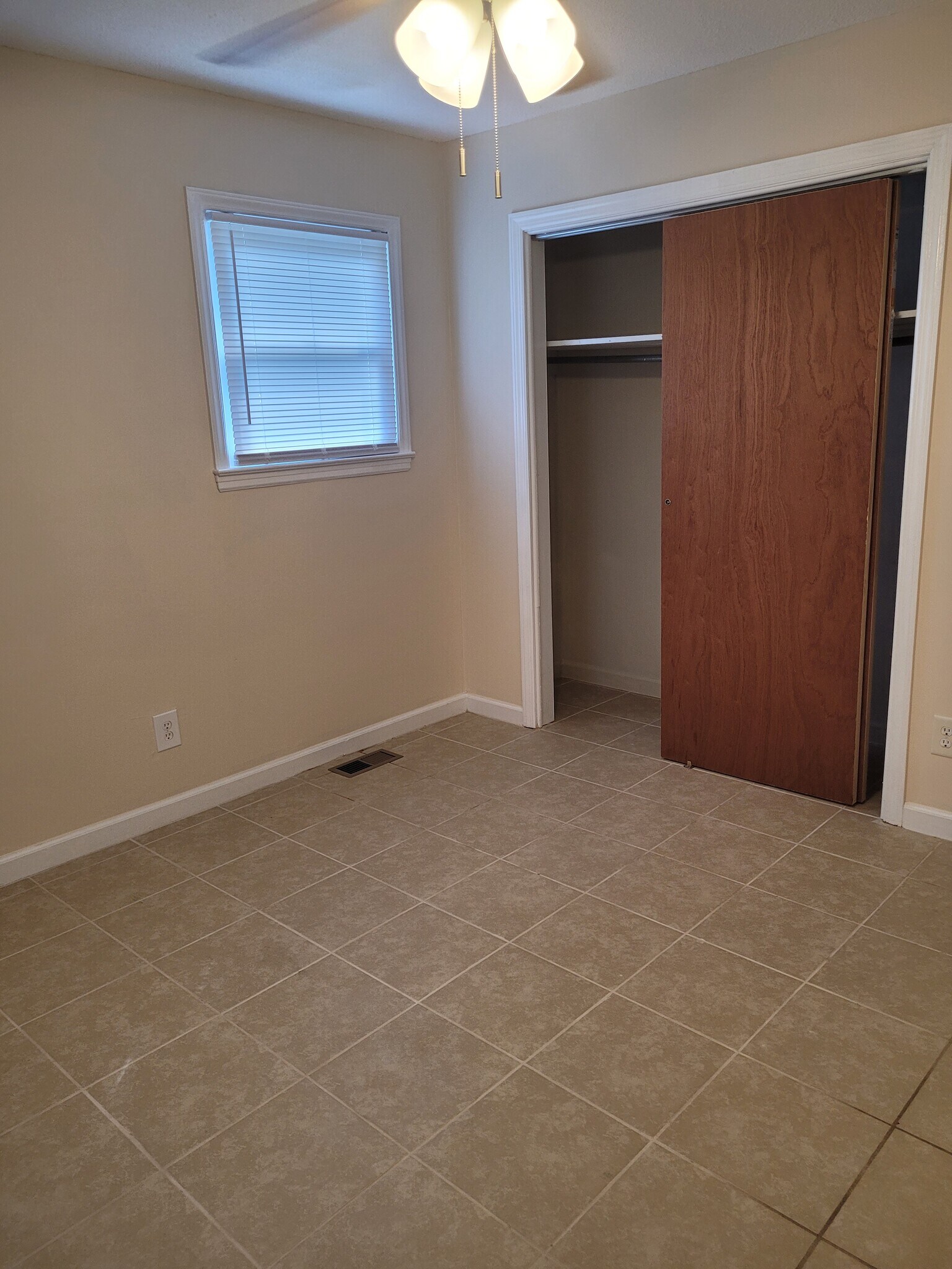 Building Photo - 3986 Sunny Lane Dr