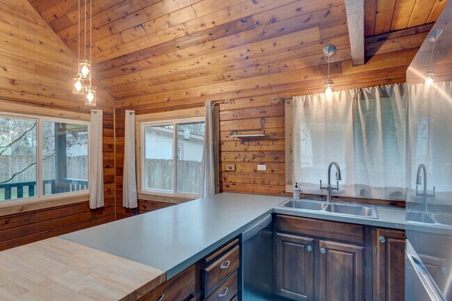 Building Photo - 502 W Ocean View Dr