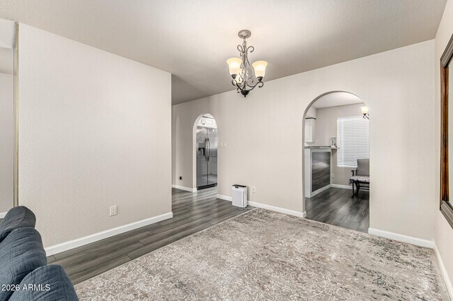 Building Photo - 2502 E Malibu Dr